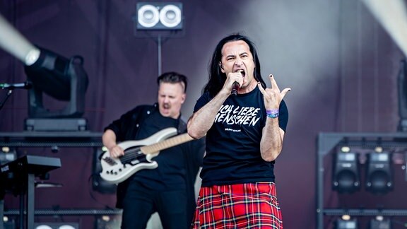 Der Komiker Bülent Ceylan bei seinem Konzert auf der Bühne des Wacken Open Air. Das WOA gilt als größtes Heavy-Metal-Festival der Welt.