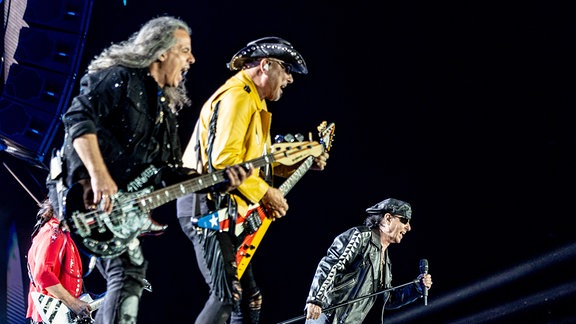 Der Bassist Paweł Mąciwoda (vorne l-r), Rudolf Schenker, Gitarrist der Scorpions, Sänger Klaus Meine und Gitarrist Matthias Jabs (hinten im roten Hemd) stehen beim Wacken Open Air auf der Bühne. 