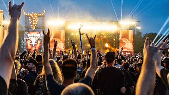 Festivalbesucher feiern zum Abschluss des Wacken Open Air vor den Bühnen. 