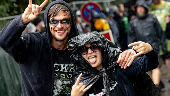Festivalbesucher feiern beim Wacken Open im strömenden Regen.