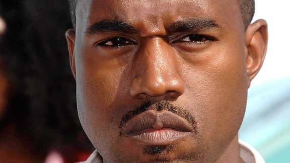 Rapper Kanye West schaut grimmig in die Kamera.