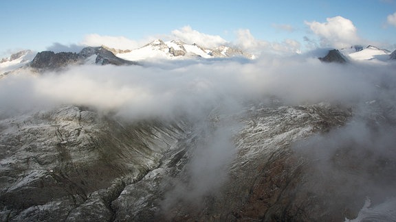 Nach einer Schlechtwetterfront und einem Wetterumschwung zeigt sich das hintere Ötztal mit dem Ort Obergurgl im August frisch verschneit und in einem faszinierenden Licht