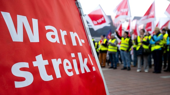 Mitarbeiter des öffentlichen Dienstes nehmen an einem Warnstreik teil. 