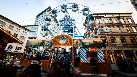 Ein historisches Holzriesenrad fährt auf dem Bochumer Weihnachtsmarkt 