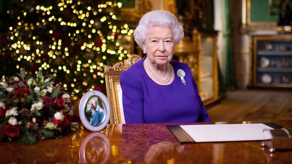 Auf diesem undatierten Foto vom Freitag, den 25. Dezember 2020, zeichnet die britische Königin Elisabeth II. ihre jährliche Weihnachtssendung in Schloss Windsor in Windsor, England, auf.
