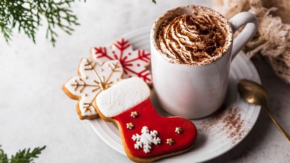 Weihnachtsplätzchen und heiße Schokolade mit Sahne