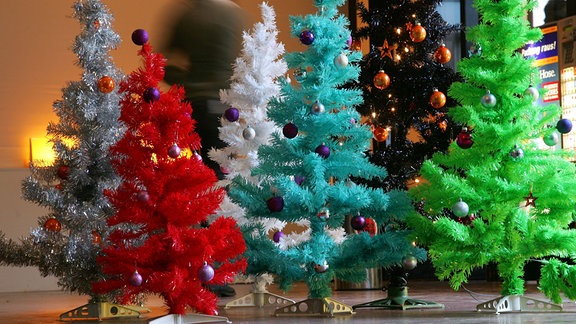 Neonfarbene Weihnachtsbäume aus Plastik