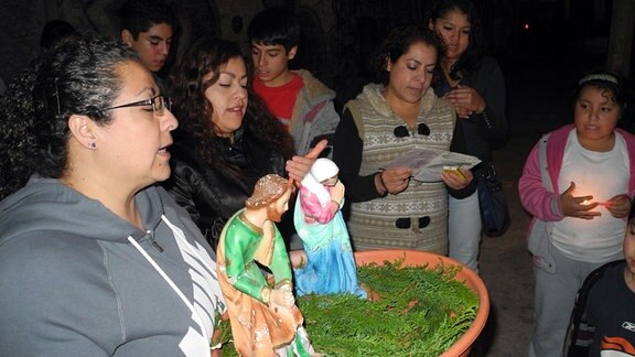 Nachbarn bitten bei einer Posada mit religiösen Liedern um Einlass in ein Haus in Iztacalco