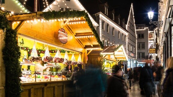 Süßigkeitenstand auf einem Weihnachtsmarkt