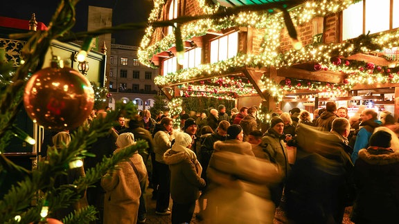 Besucher 2022 uf einem Weihnachtsmarkt