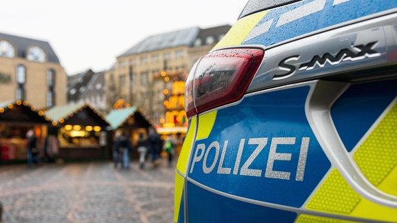 Ein Polizeiwagen auf dem Marktgelände.