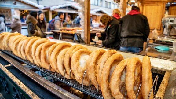 Lángos auf Weihnachtsmarkt in Budapest, 2018