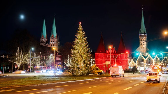 Die beleuchtete Kotka-Tanne und das Holstentor