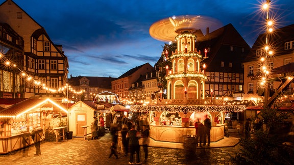 Weihnachtsmarkt in Quedlinburg am Abend.