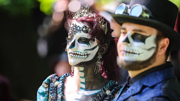 Clara und Tino aus Leipzig besuchen das traditionelle Viktorianische Picknick zum Wave-Gotik-Treffen (WGT) im Clara-Zetkin-Park. 