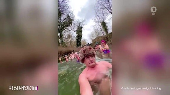Wigald Boning filmt sich beim Gang in den See