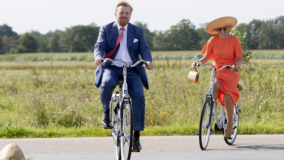 Königg Willem-Alexander und Königin Maxima 2020 im Ecomunitypark in Oosterwolde.