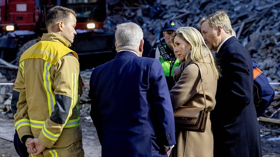 König Willem-Alexander und Königin Maxima besuchen den Tarwekamp, ​​wo sich am Samstag eine Explosion ereignete