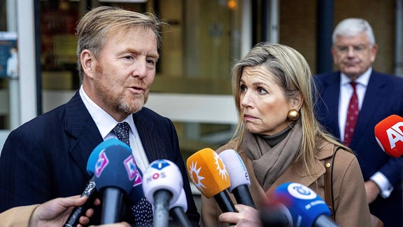 König Willem-Alexander und Königin Maxima besuchen den Tarwekamp, ​​wo sich am Samstag eine Explosion ereignete