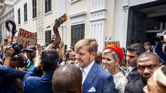 König Willem Alexander in einer Menschenmenge.