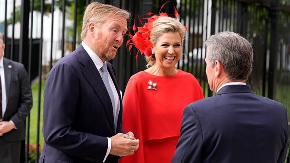 König Willem-Alexander (l) und Königin Maxima (M) der Niederlande werden von Brian Kemp (r), Gouverneur von Georgia, im Georgia State Capitol Building begrüßt.