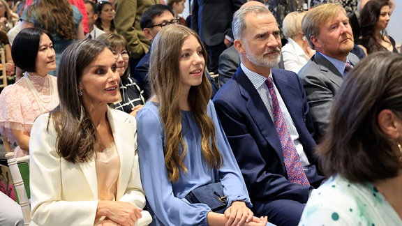 Königin Letizia and Prinzessin Sofia and König Felipe and König Willem-Alexander sitzen in einer Stuhlreihe.