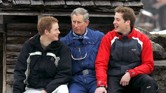 Prinz Charles und seine Söhne, Prinz Harry (l) und Prinz William, in ihrem Skiurlaub in Klosters (Archivfoto vom 31.05.2005).