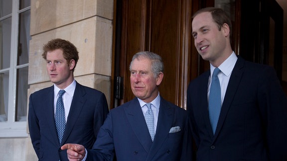Prinz Charles und seine Söhne, Prinz Harry (l) und Prinz William, am 13.02.2014