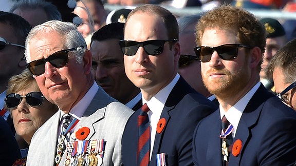 Prinz Charles und seine Söhne, Prinz Harry (r) und Prinz William, am 09.04.2017