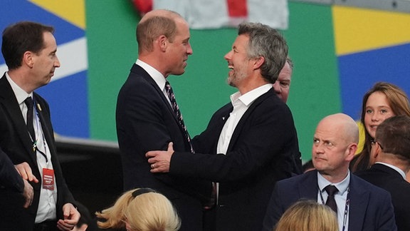 Der Prinz von Wales mit König Frederik X. von Dänemark auf der Tribüne