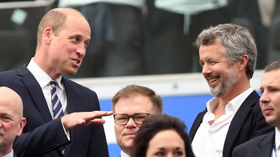 Der Prinz von Wales mit König Frederik X. von Dänemark auf der Tribüne