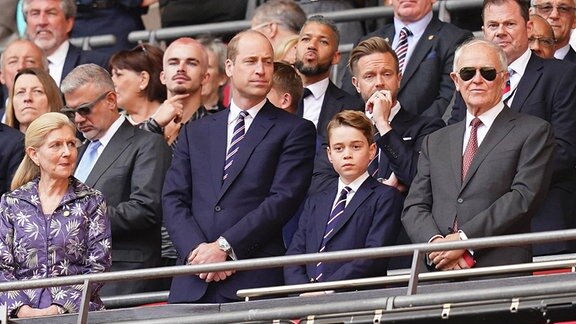 William & George im Stadion