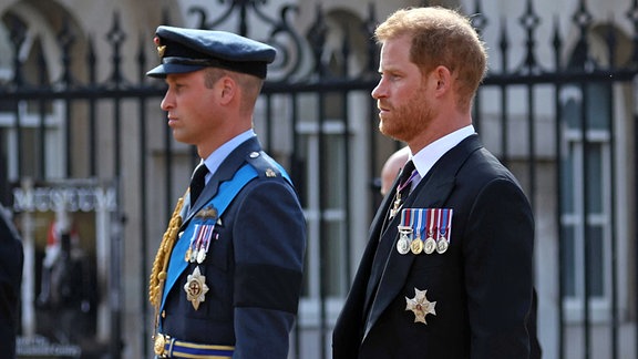 Prinz William und Prinz Harry während der Beerdigungsprozession von Queen Elizabeth II.