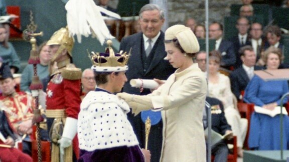Ein Blick während der Investiturzeremonie von Prinz Charles, Prinz von Wales, am 1. Juli 1969 im Caernafon Castle in Wales, darunter Königin Elizabeth II.