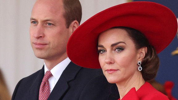 Der britische Prinz William (links) und die britische Prinzessin Kate von Wales nehmen am 21. November 2023 an der feierlichen Begrüßung des Präsidenten und der First Lady der Republik Korea bei der Horse Guards Parade in London, England, teil.