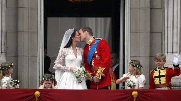 Kuss des frisch vermählten Paares Prinzessin Catherine und Prinz William auf dem Balkon des Buckingham Palace in London, Großbritannien, 29. April 2011, nach ihrer Trauung.