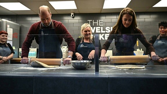Prinz William und Kate Middleton helfen, beim Besuch eines Marktes in Pontypridd, Welsh Cakes zu backen.