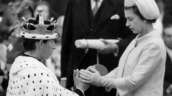 Königin Elizabeth II. ernennt Prinz Charles 1969 zum Prince von Wales