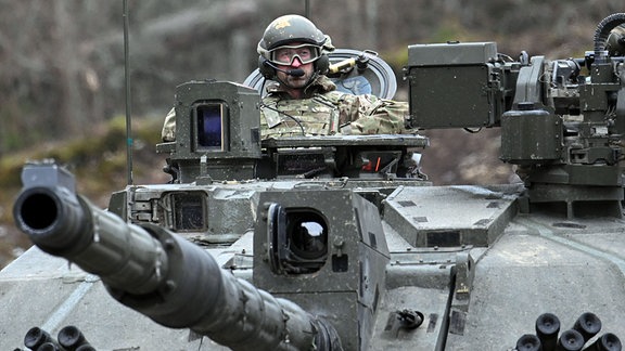 Prinz William fährt in einem Challenger-2-Panzer auf dem Trainingsgelände im Tapa Camp