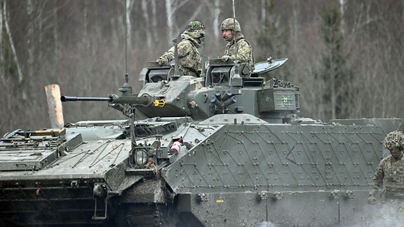 Prinz William fährt in einem Challenger-2-Panzer auf dem Trainingsgelände im Tapa Camp
