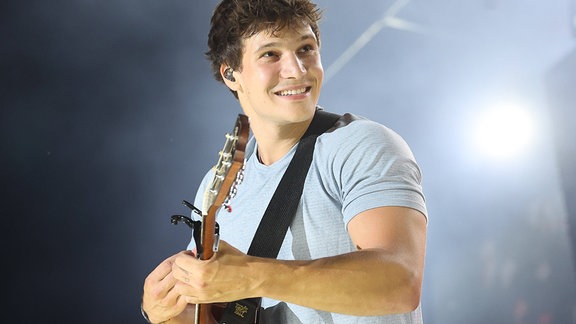 Wincent Weiss an seiner Guitarre beim Kaiserfestival in Koblenz