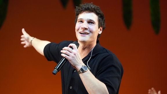 Wincent Weiss, Sänger, singt mit den „König der Löwen“-Kindern auf der Bühne vor Beginn der Jubiläumsgala "Der König der Löwen" im Stage Theater.