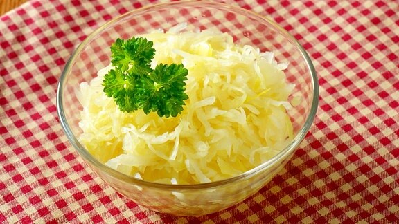Sauerkraut in einer Glasschüssel.