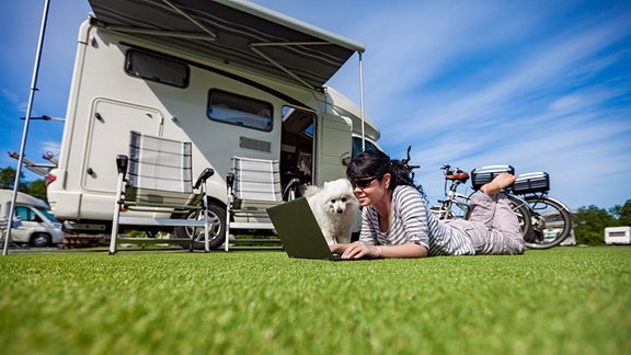 Wohnmobilistin auf einem Campingplatz