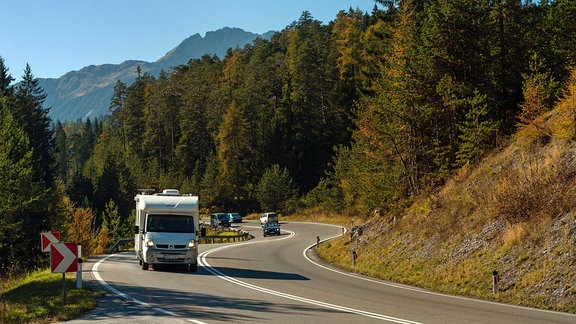 Wohnmobil auf einer Alpenstraße