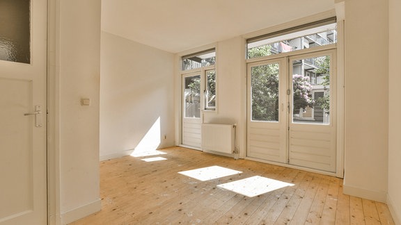 Ein Zimmer mit Fensterfront