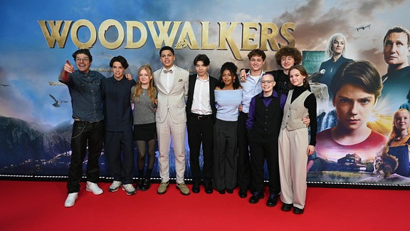 Crew und Cast u.a. Regisseur Damian John Harper (l) und Schauspieler Emile Cherif, Lilli Falk, Sophie Lelenta und Johan von Ehrlich kommen zur Premiere des Fantasyfilm Woodwalkers.