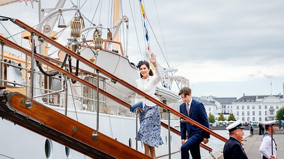 Queen Margrethe und Kronprinz Frederik betreten die königliche Yacht Dannebrog