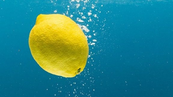 Eine Zitrone schwimmt im Wasser