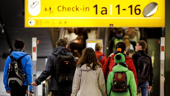 Reisende an einem Flughafen